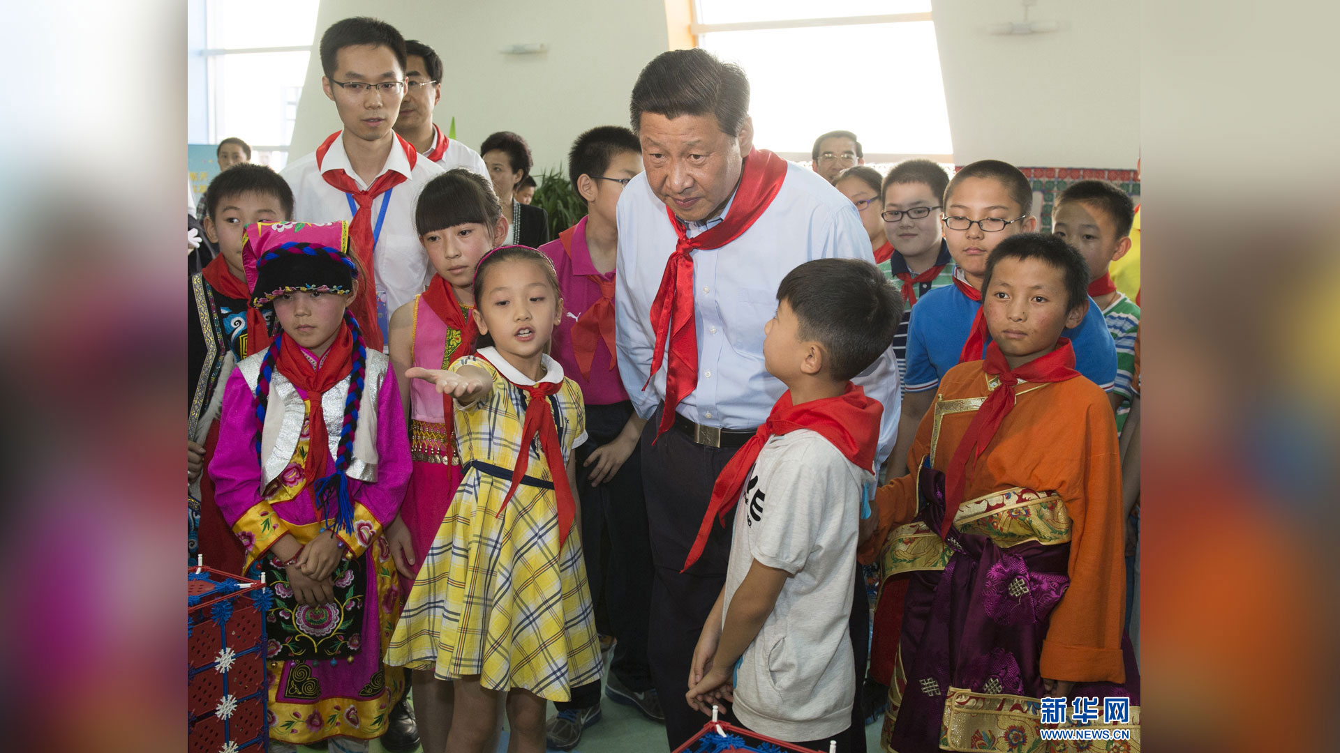 习近平和孩子们在一起的温情瞬间