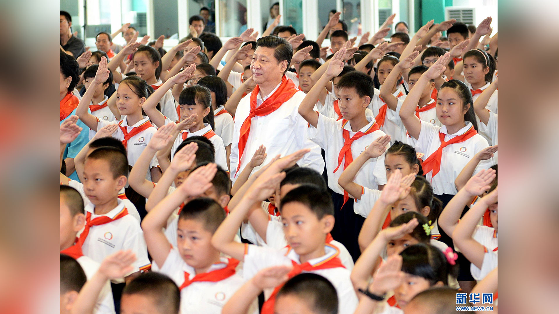 习近平和孩子们在一起的温情瞬间