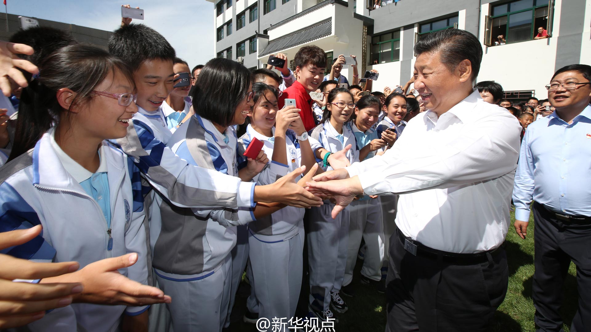 习近平和孩子们在一起的温情瞬间