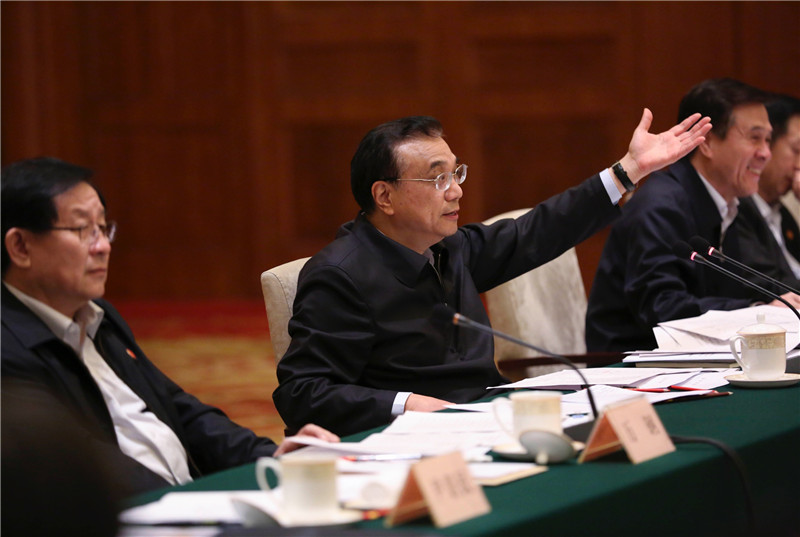 李克强在上海主持召开深化简政放权放管结合优化服务改革座谈会