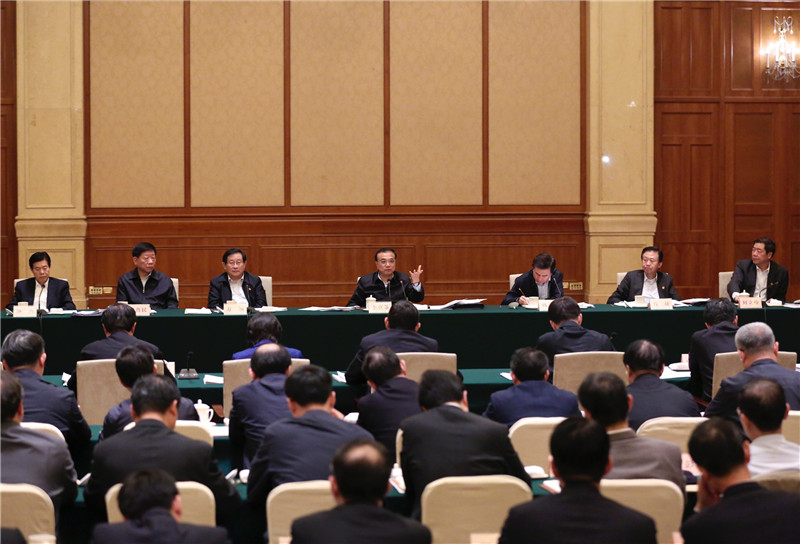 李克强在上海主持召开深化简政放权放管结合优化服务改革座谈会