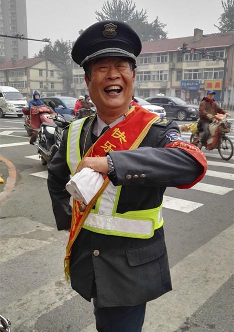 【谢谢你】保安王自强：义务执勤28年 用微笑与坚守温暖一座城