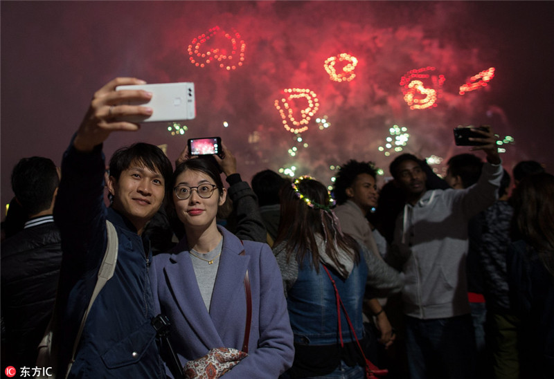 镜头里中国式跨年 全国各地刷夜狂欢迎新年