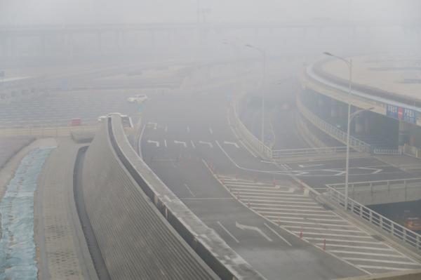 为何北京遭遇大范围持续性雾霾？官方：与地区气候和地形有关
