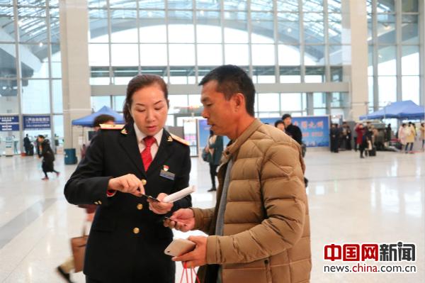 网络媒体走转改:王威服务台服务旅客13年 见证中国变化