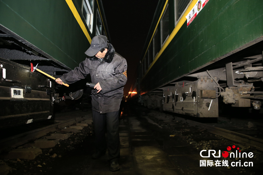 【网络媒体走转改】北京首班春运列车始发 铁路员工深夜检查确保安全
