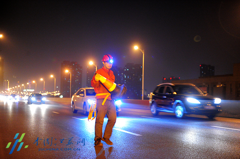 【网络媒体走转改】南京路灯养护工：夜归市民的“摆渡人”