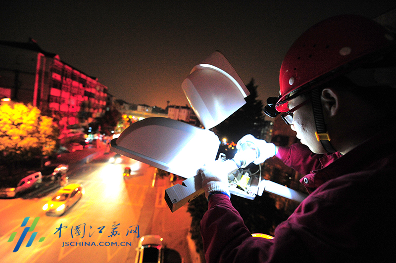 【网络媒体走转改】南京路灯养护工：夜归市民的“摆渡人”