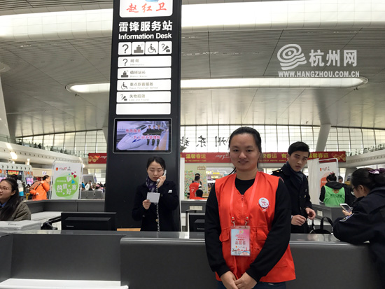 【网络媒体走转改】杭州东站：一群90后姑娘正守护春运回家路
