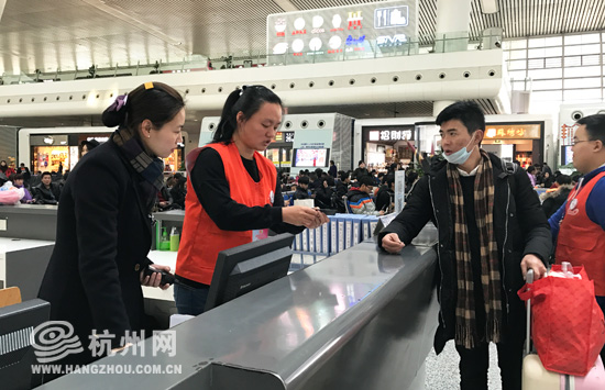 【网络媒体走转改】杭州东站：一群90后姑娘正守护春运回家路