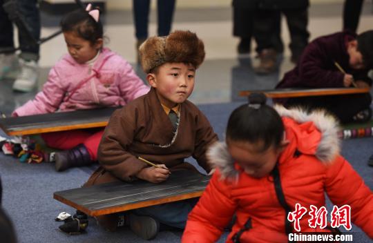 西藏开展首届少儿藏文书法展 促进藏文书法普及