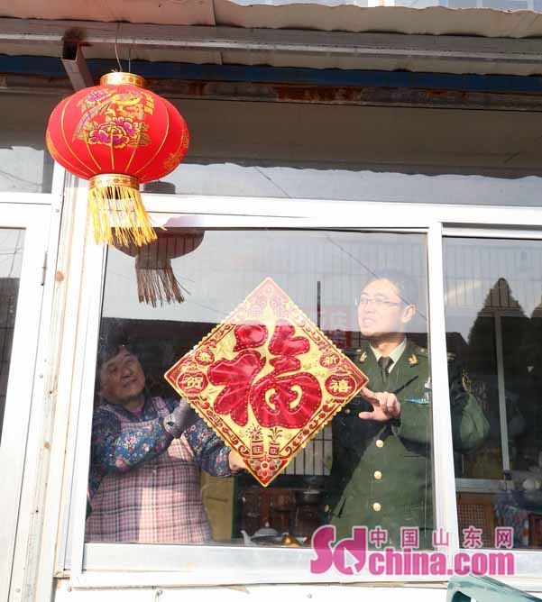 <br/>　　吃完饺子，郑伟强帮助刘玉兰老人挂起红灯笼，贴上福字，春节的氛围渐渐浓了起来。<br/>