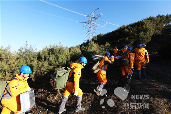 【网络媒体走转改】3100米高原世界最高电压等级带电作业