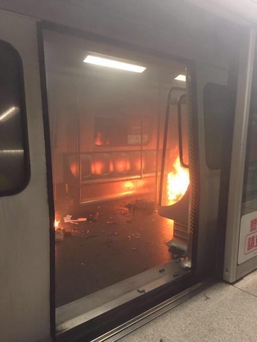 香港地铁起火致12人受伤 港铁：有乘客点燃危险品
