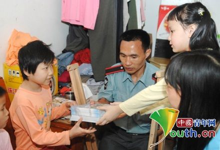 “公益达人”刘天明：17年公益路　带着孩子一起行善