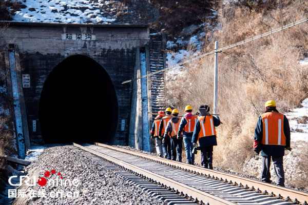 【网络媒体走转改】幽暗隧道里的安全卫士——京通铁路上的打冰人