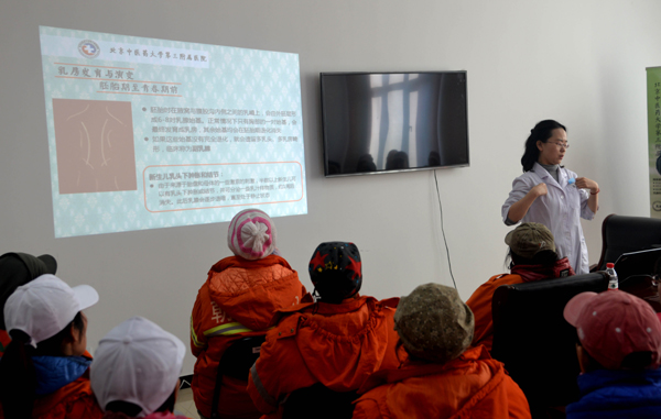 首都中医医院专家为环卫工人开展“三八妇女节—关爱女性健康”义诊活动