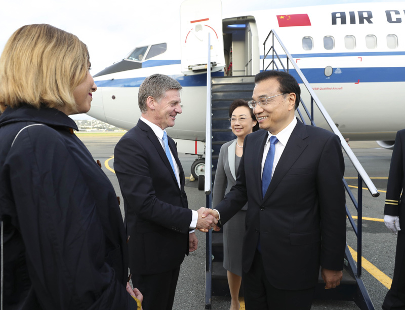 李克强访问新西兰 新总理夫妇机场迎接