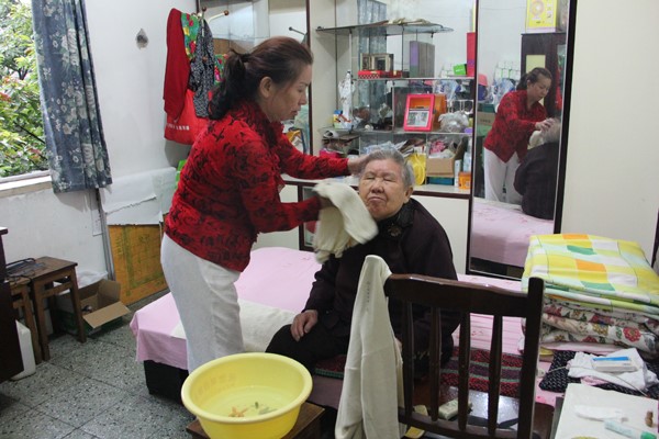 “编织义工”李秋华: 投身公益10余年 癌症挡不住她的步伐