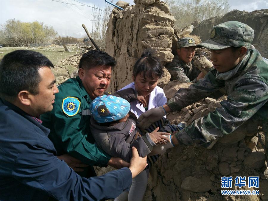 解放军官兵从废墟中救出一名塔吉克族儿童