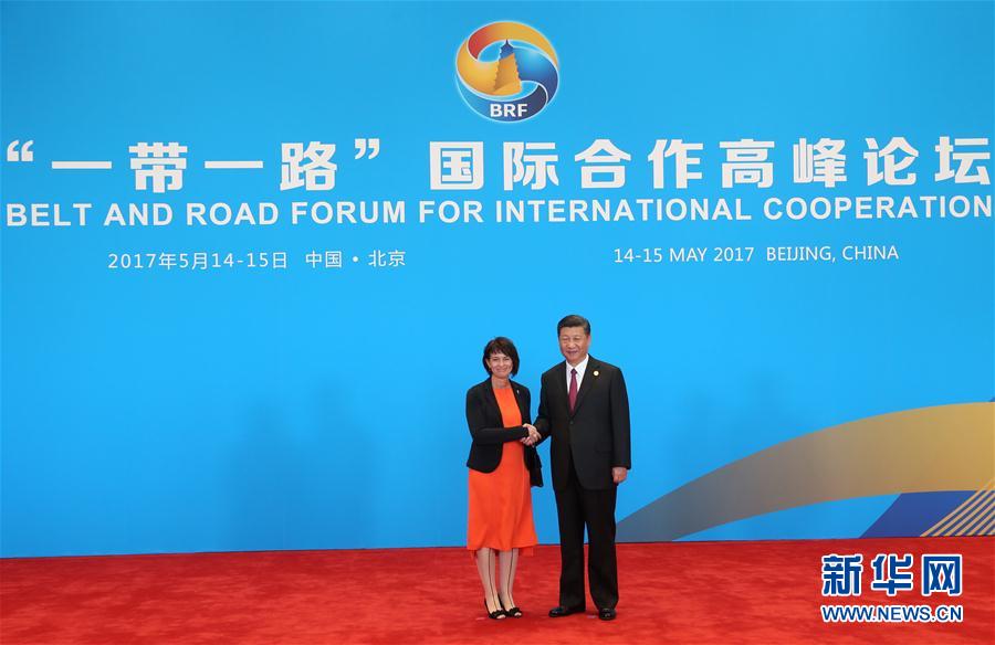 习近平迎接出席“一带一路”国际合作高峰论坛圆桌峰会的领导人和国际组织负责人