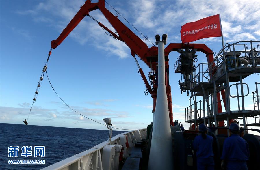 “蛟龙”号马里亚纳海沟5天3潜 获得大量一手资料和深渊样品