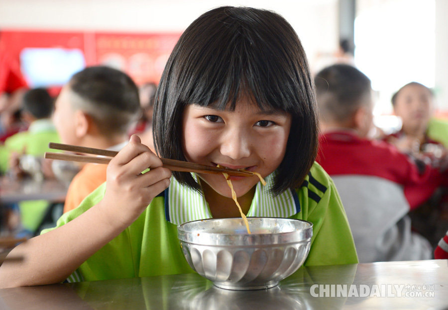 砥砺奋进的五年：陕西230万学生娃吃上营养餐