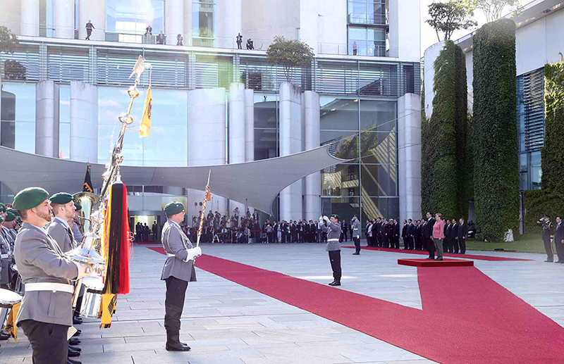 德国总理默克尔举行隆重仪式欢迎李克强总理到访