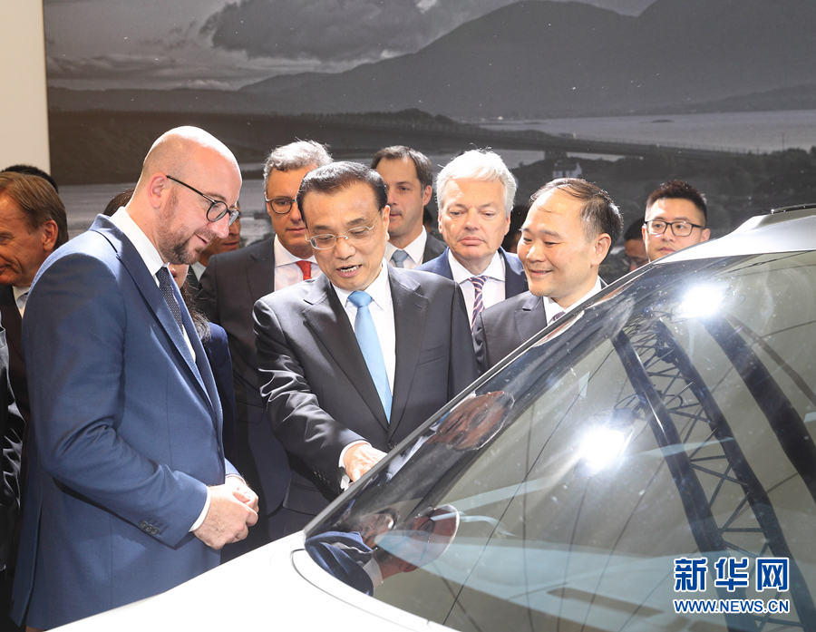 李克强与比利时首相米歇尔共同参观吉利沃尔沃汽车创新成果展