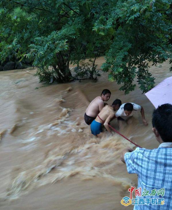 【温暖江西2017】修水强降水致群众被困 当地党员合力将14人全部救出