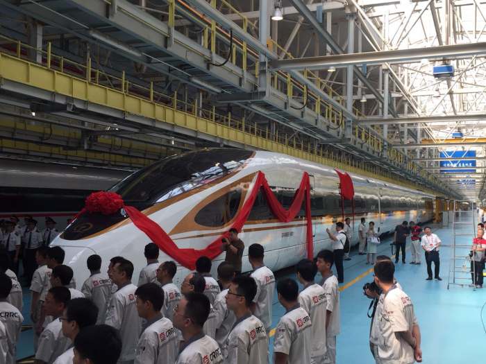 中国标准动车组“复兴号”亮相！明天将在京沪高铁首发