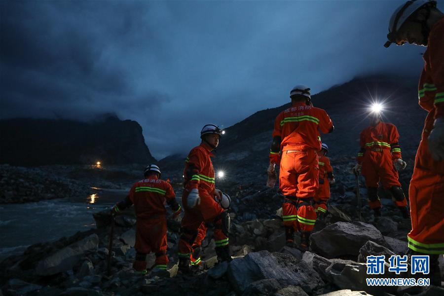 四川茂县山体垮塌后续:救援人员深夜搜救
