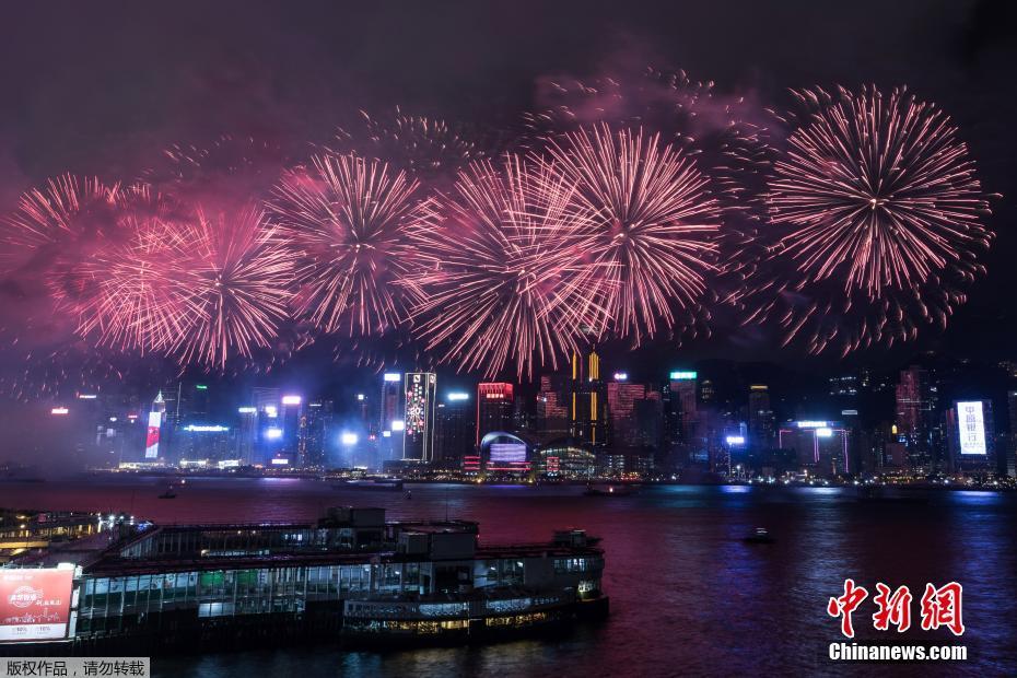 香港特别行政区成立20周年烟花汇演点亮维港夜空