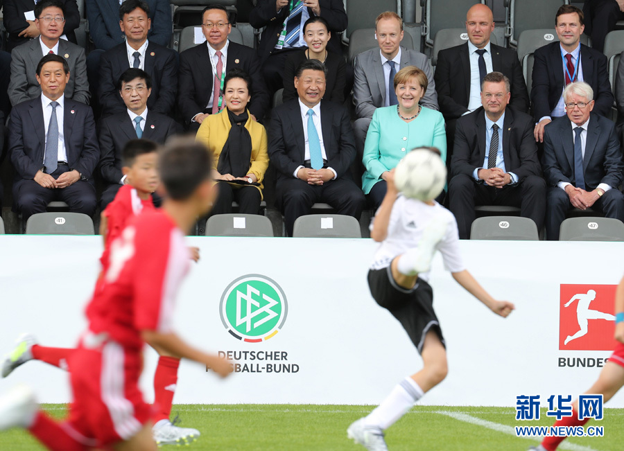 习近平同德国总理默克尔共同观看中德青少年足球友谊赛