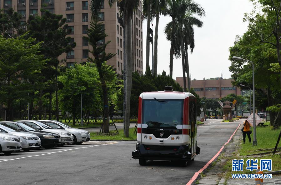 台湾首辆无人驾驶巴士上路测试