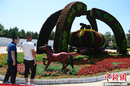 内蒙古自治区成立70周年主题花坛亮相呼和浩特街头