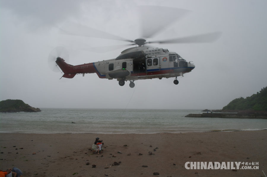 南海救助局紧急救援49名被台风围困游客