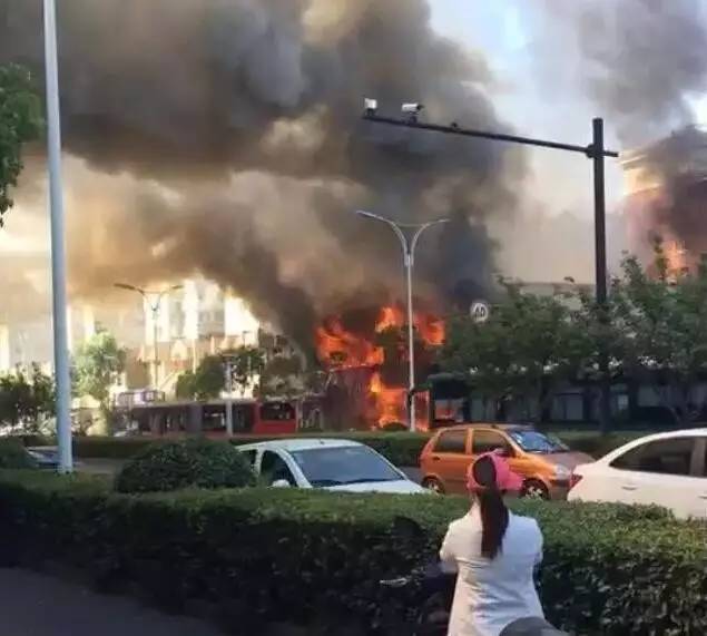 杭州一餐馆爆炸致2死55伤 目击者：300米范围内楼晃得不行