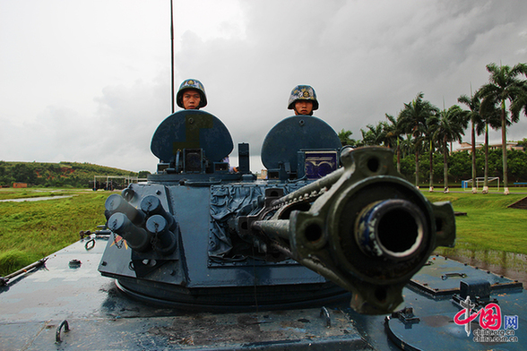 【网络媒体国防行】拉风！实拍海军陆战队两栖装甲步兵战车训练