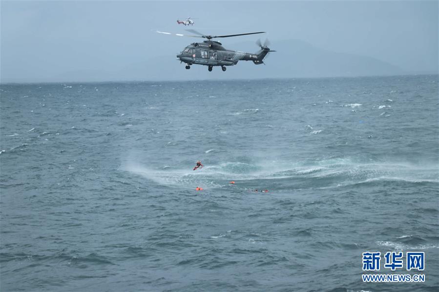 货船在广东海域沉没 粤港联合搜救12名船员脱险