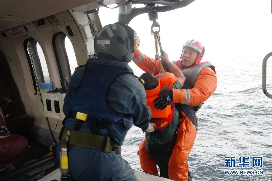 货船在广东海域沉没 粤港联合搜救12名船员脱险