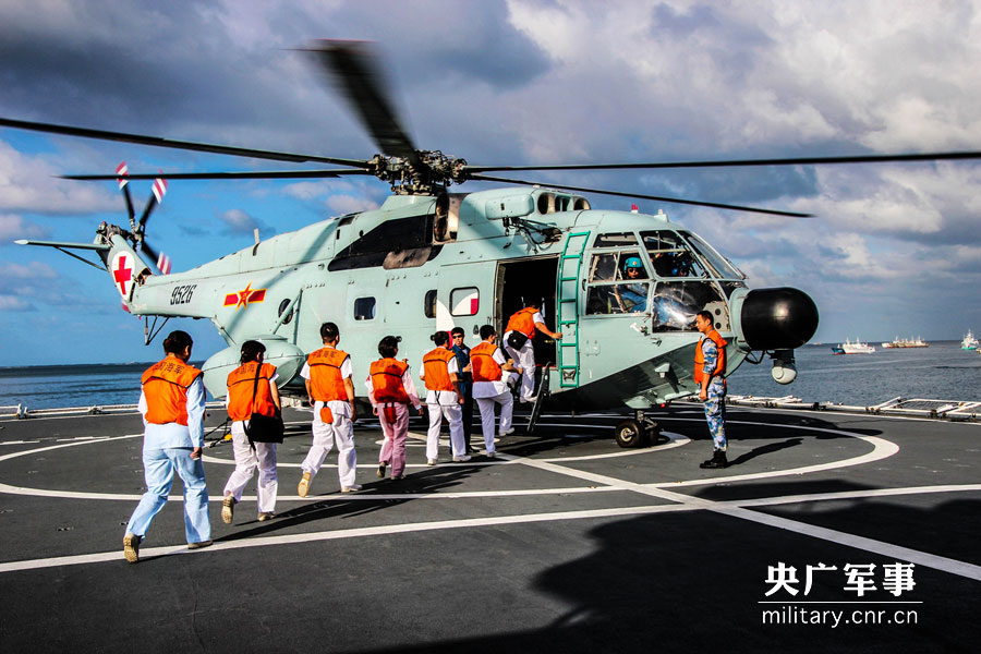 【网络媒体国防行】我军首支舰载直升机团：曾冒险接护被劫570天船员