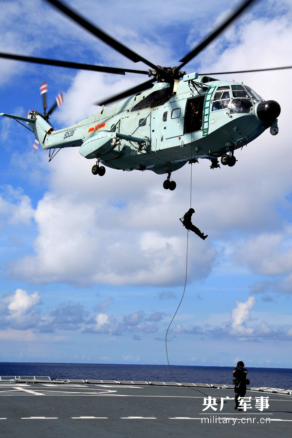 【网络媒体国防行】我军首支舰载直升机团：曾冒险接护被劫570天船员