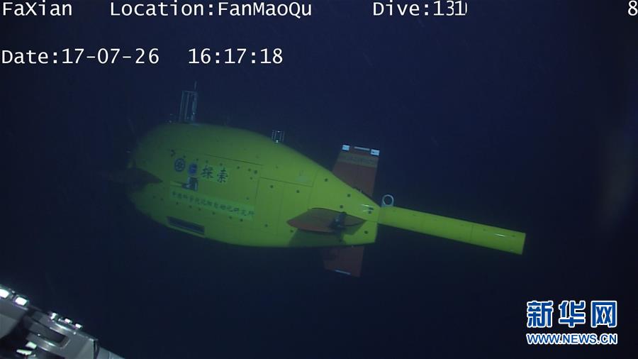 我国首次实现缆控式与自治式水下机器人深海交会拍摄