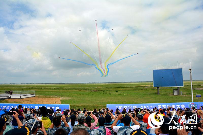 中国空军首次靶场开放日：“战神”轰—6K等明星战机登场