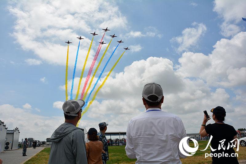 中国空军首次靶场开放日：“战神”轰—6K等明星战机登场