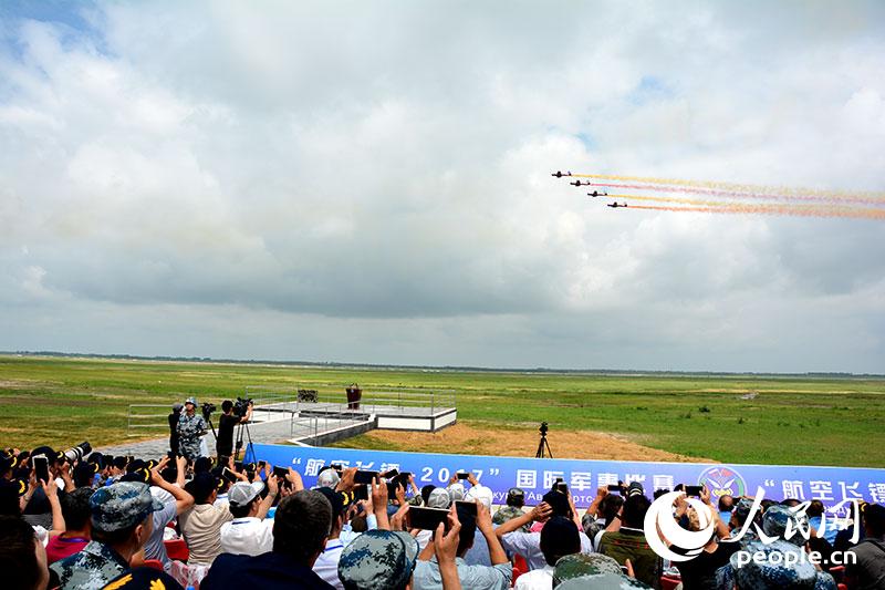 中国空军首次靶场开放日：“战神”轰—6K等明星战机登场