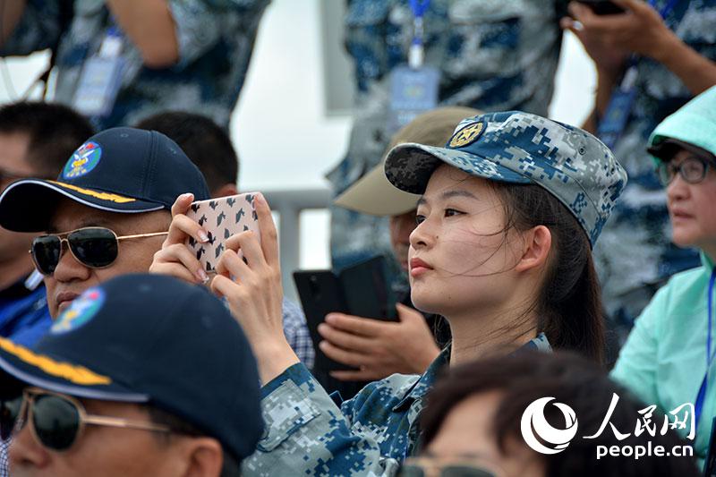 中国空军首次靶场开放日：“战神”轰—6K等明星战机登场