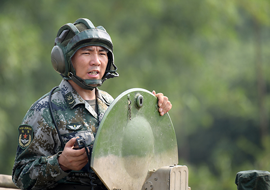 两栖装甲突击车车长王锐：精准驾驶练就一身武艺
