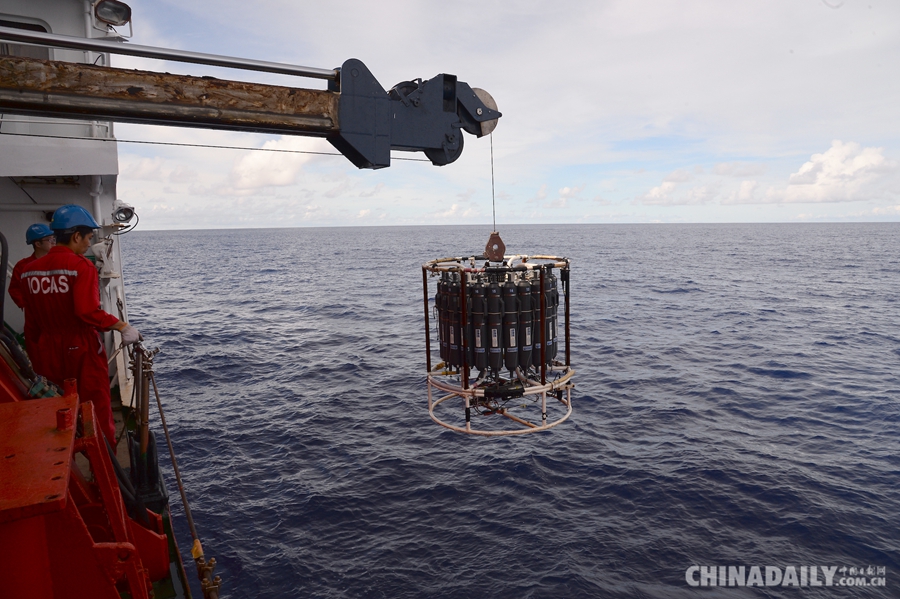 “科学”号在西太平洋卡罗琳海山开展水体与生态调查